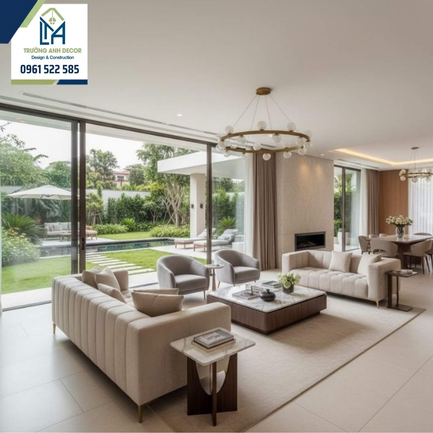 Phòng khách biệt thự tân cổ điển với phào chỉ trắng, đèn chùm pha lê và sàn đá marble