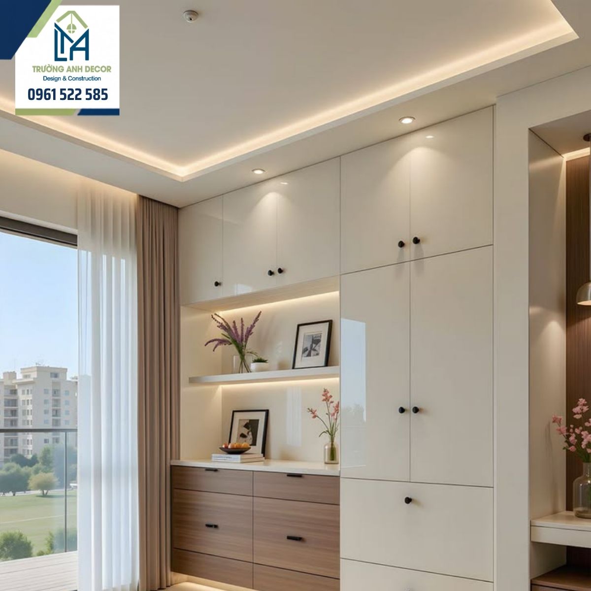 Căn hộ chung cư phong cách hiện đại với tủ kịch trần trắng, kệ tivi treo và đèn hắt khe trần
