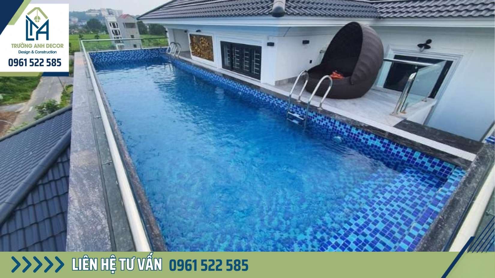 Bể bơi trên sân thượng nhà phố với tầm nhìn thoáng
