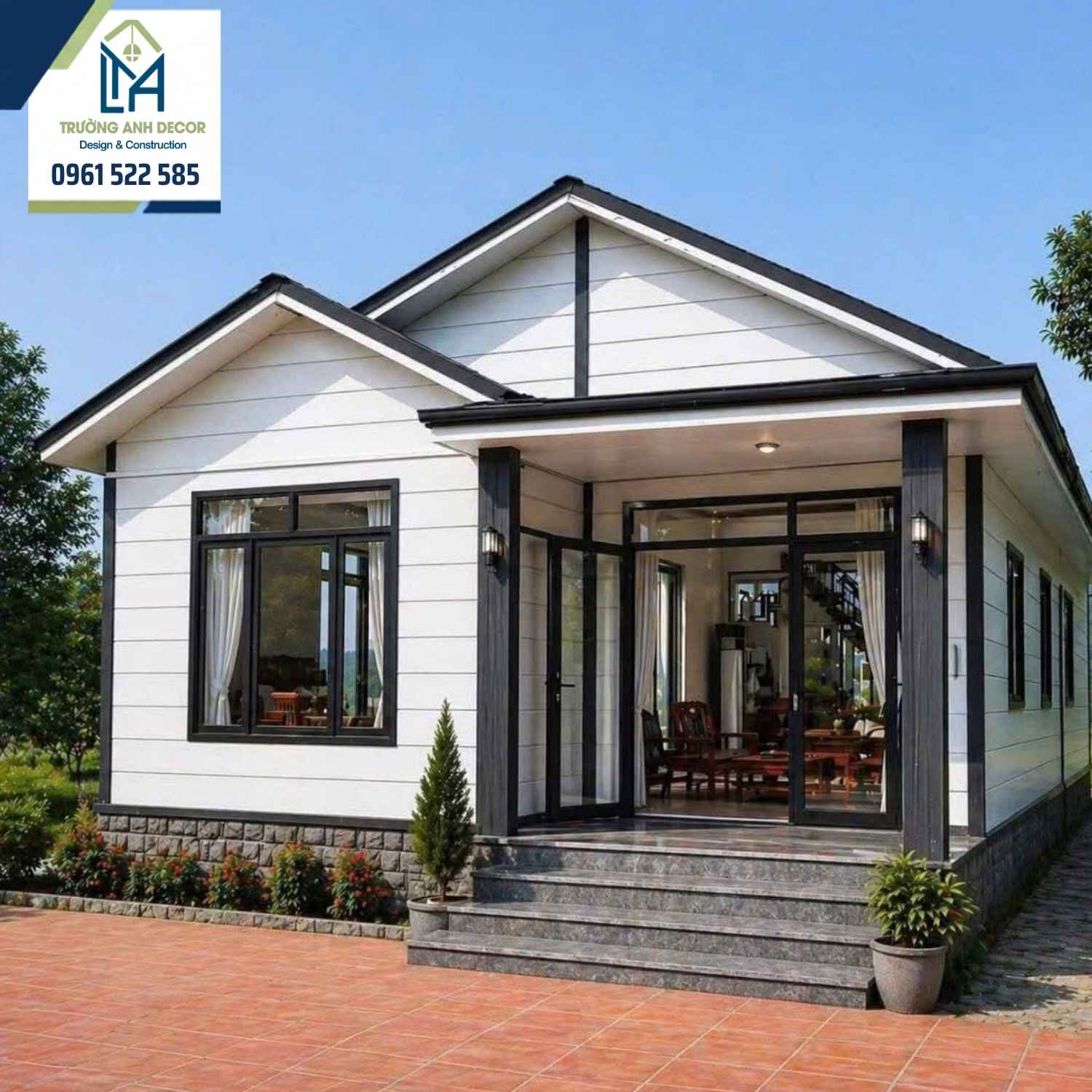 Thợ lắp dựng khung thép và tấm panel vách cho nhà lắp ghép